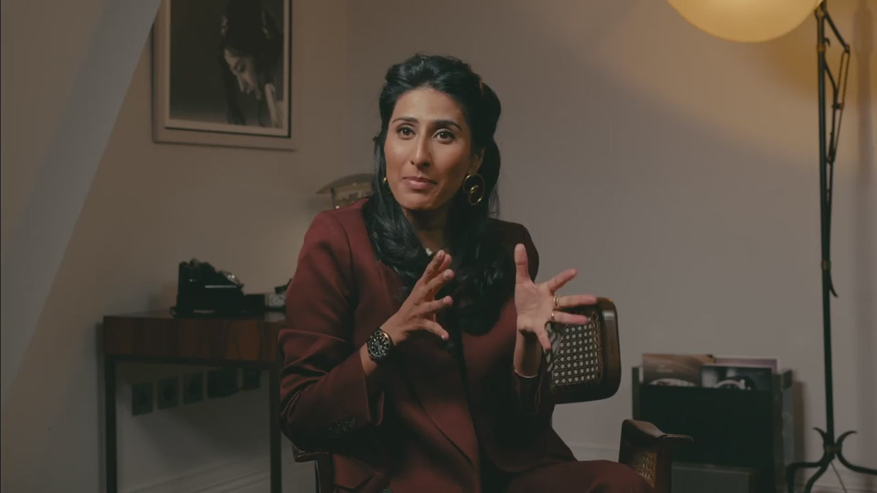 Video laden: Homme courant en tenue de sport dans du sable entre les rochers avec un bracelet biométrique